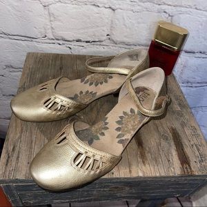 Taos metallic dress shoes size 7